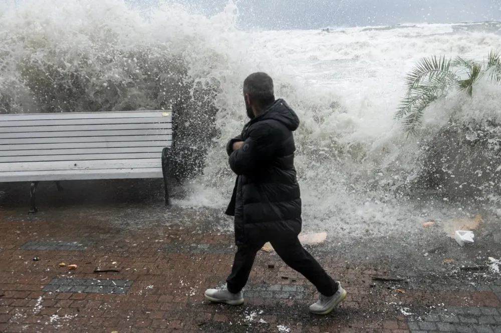 Olas enormes rompen en la costa del balneario Sochi, en el Mar Negro.