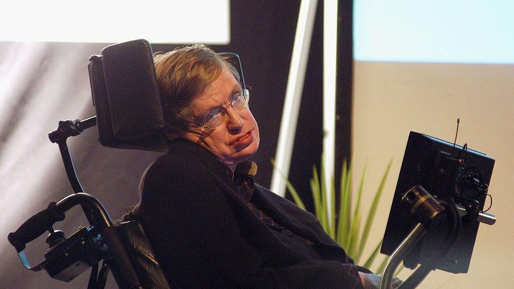 El físico británico Stephen Hawking, quien murió en 2018, vivió más de 50 años con ELA.