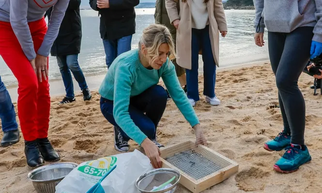 Yolanda Díaz ayuda a recoger pellets en las playas de Galicia y recalca que la mentira es la forma de gobernar del PP
