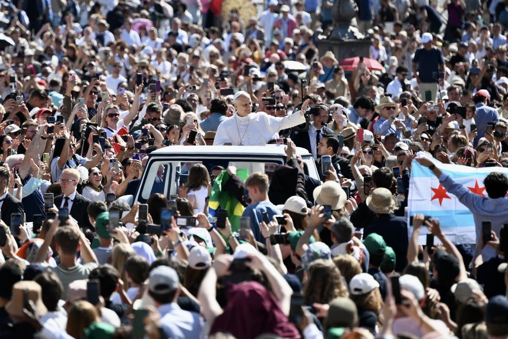 El papa León XIV llega para presidir la audiencia general semanal en la Plaza de San Pedro, en la Ciudad del Vaticano, este miércoles