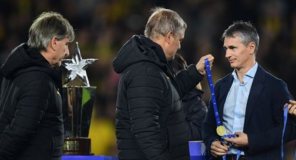 Diego Aguirre recibe su medalla tras obtener el Torneo Clausura con Peñarol