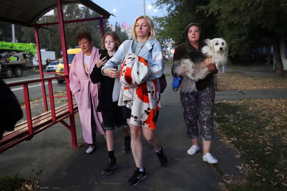 La nueva ola de ataques rusos forzó a los residentes de la capital y otras ciudades ucranianas a dejar sus casas y pasar otra noche en refugios.