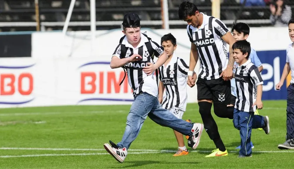 Maximiliano Olivera encabeza la fila bohemia, acompañado de las infaltables mascotas en el Parque Viera