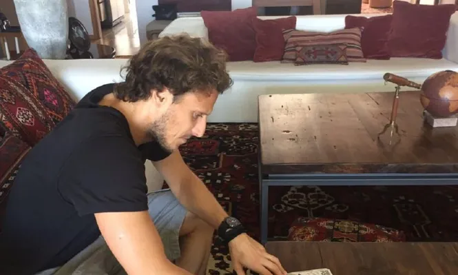 Diego Forlán escribiendo su carta