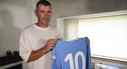 Mariano Bogliacino muestra la camiseta número 10 de Napoli; el uruguayo fue el último en usarla luego de que el club la retirara y la volviera a poner en circulación obligado