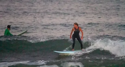 Lorena Ponce de León surfeando en La Aguada