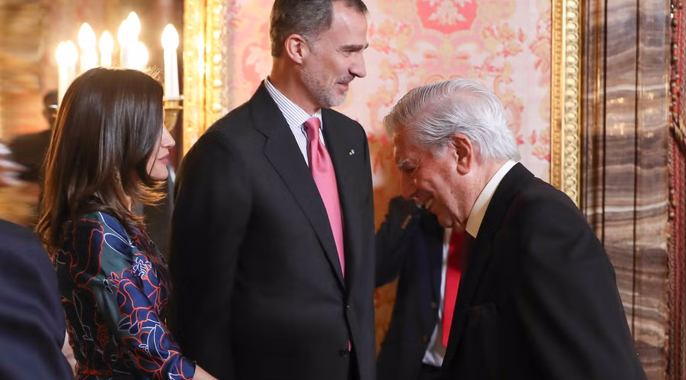 La reina Letizia, el rey Felipe VI y Mario Vargas Llosa.