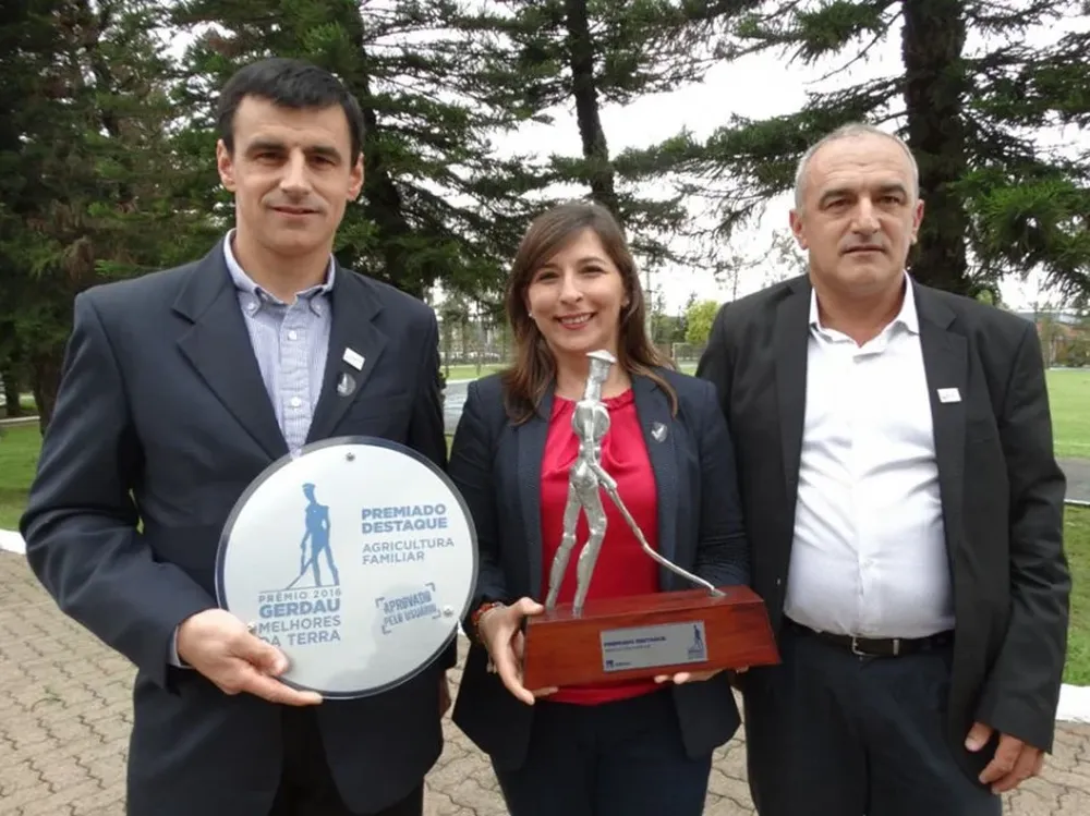 Gustavo Aberastegui, Cecilia Casulo y Luis Aberastegui con los premios de Gerdau para Mary.