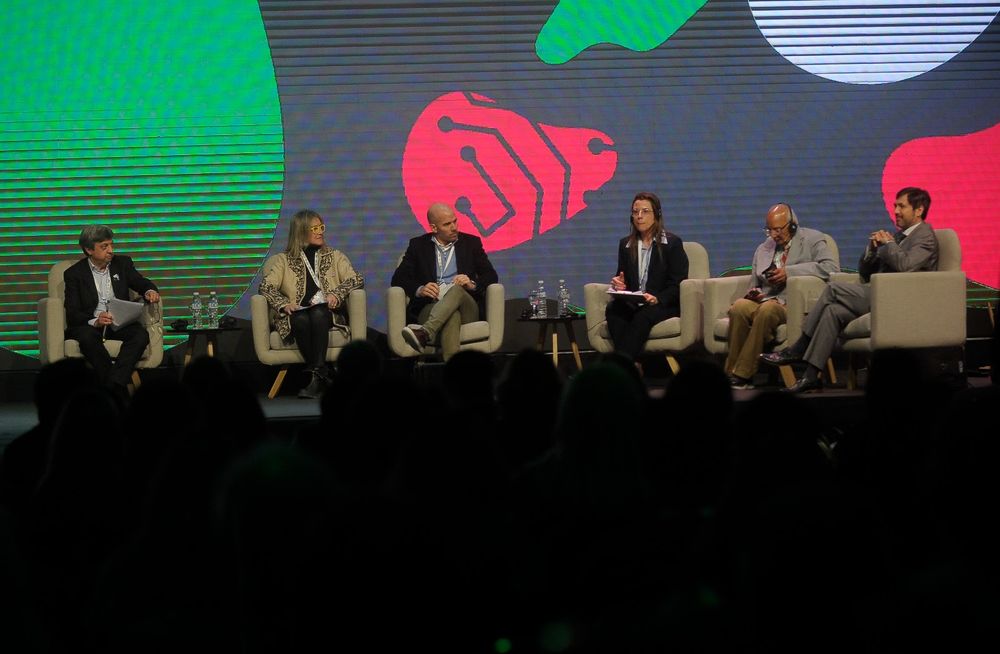 Junto al profesor Rattan Lal, quien es Embajador de Buena Voluntad del IICA, compartieron el escenario Marcelo Torres, presidente de AAPRESID; María Beatriz Pilu Giraudo, vicepresidenta del Instituto Nacional de Tecnología Agropecuaria (INTA) de Argentina; Juan Farinati, presidente de Bayer Cono Sur; y Francisco Mello, especialista internacional de Secuestro de Carbono y Cambio Climático del IICA.
