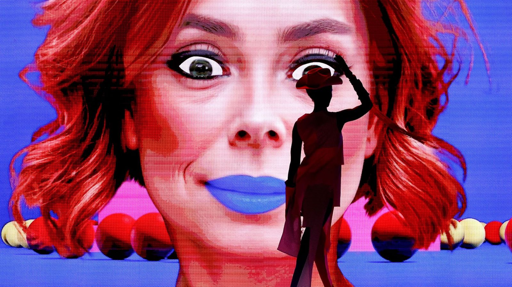 El avatar de Ágatha Ruiz de la Prada preside su propio desfile