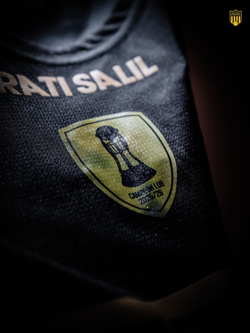 La camiseta de Peñarol con el parche de campeón