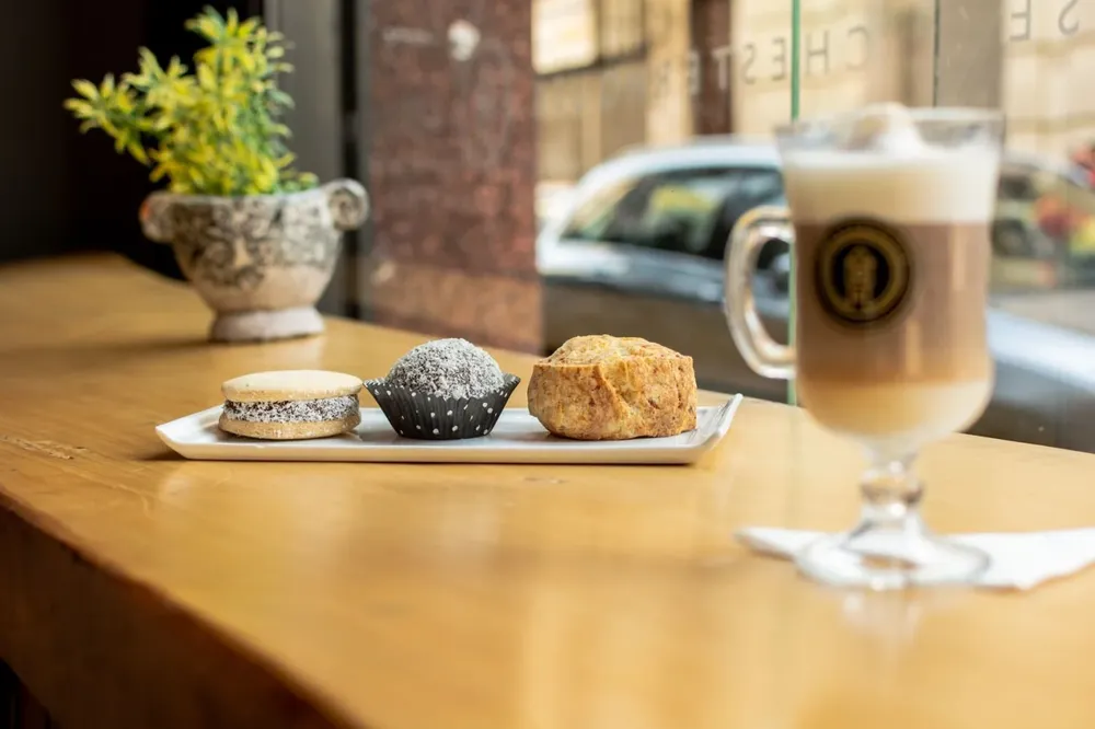 Los scones y el capuchino están entre las especialidades que ofrecen en Chesterhouse.