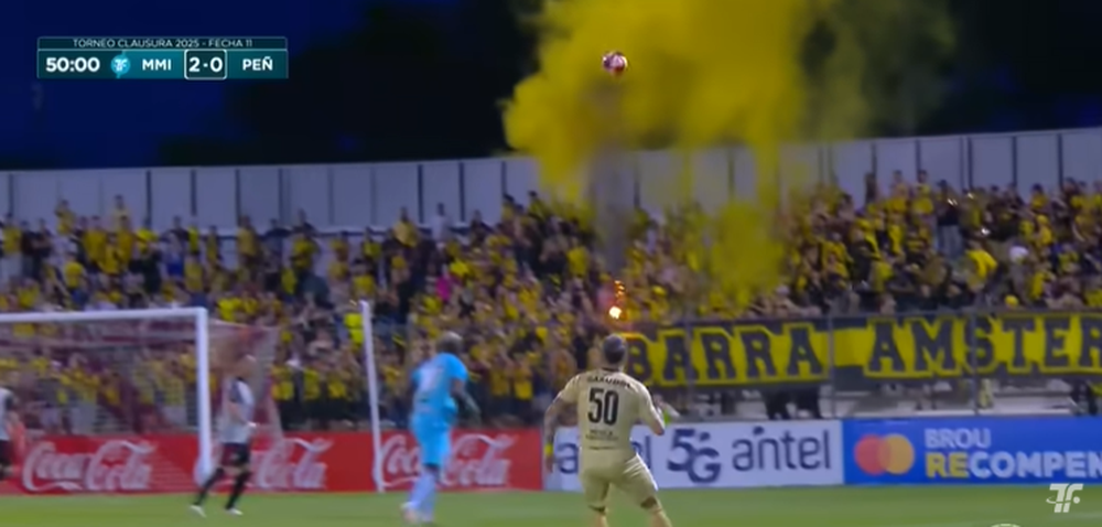 Bandera y pirotecnia en la hinchada de Peñarol en Durazno Bandera y pirotecnia en la hinchada de Peñarol en Durazno