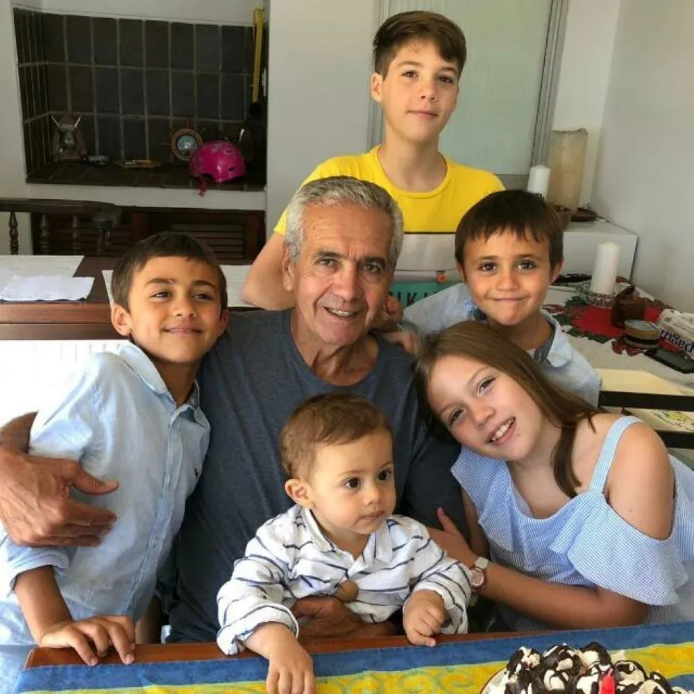 Gregorio Pérez junto a sus cinco nietos