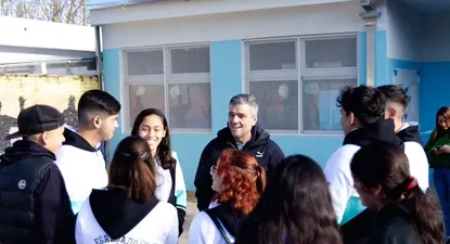 Juan Zavaleta, intendente de Hurlingham, en una de sus recorridas por el municipio
