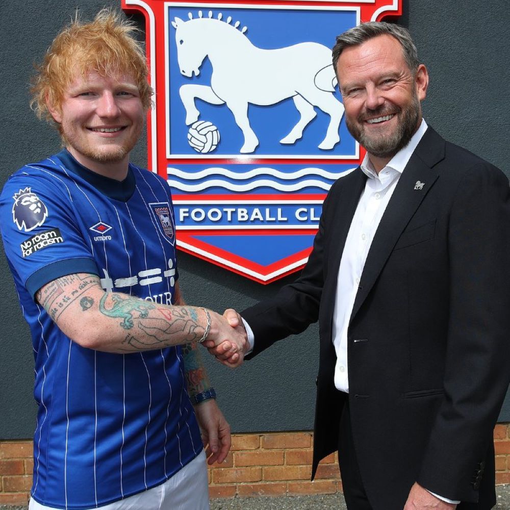 Ed Sheeran con la camiseta de Ipswich Town; ahora es uno de los accionista del rival de Darwin Núñez de este sábado ante Liverpool Ed Sheeran con la camiseta de Ipswich Town; ahora es uno de los accionista del rival de Darwin Núñez de este sábado ante Liverpool