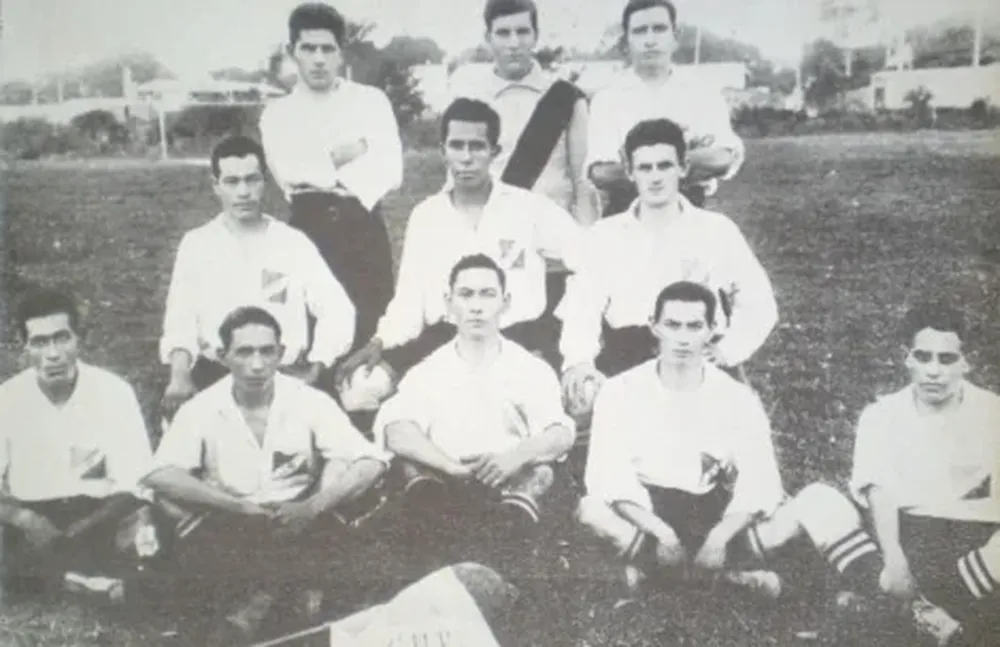 Nacional de Paraguay con su primera camiseta tricolor obsequiada por Nacional uruguayo