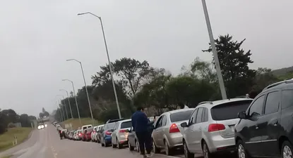 Cruce de vehículos hacia Argentina en puente General San Martín (archivo).