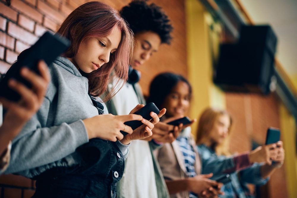 La Agencia de Salud Pública sueca insta a los padres a guardar sus teléfonos móviles en presencia de sus hijos.