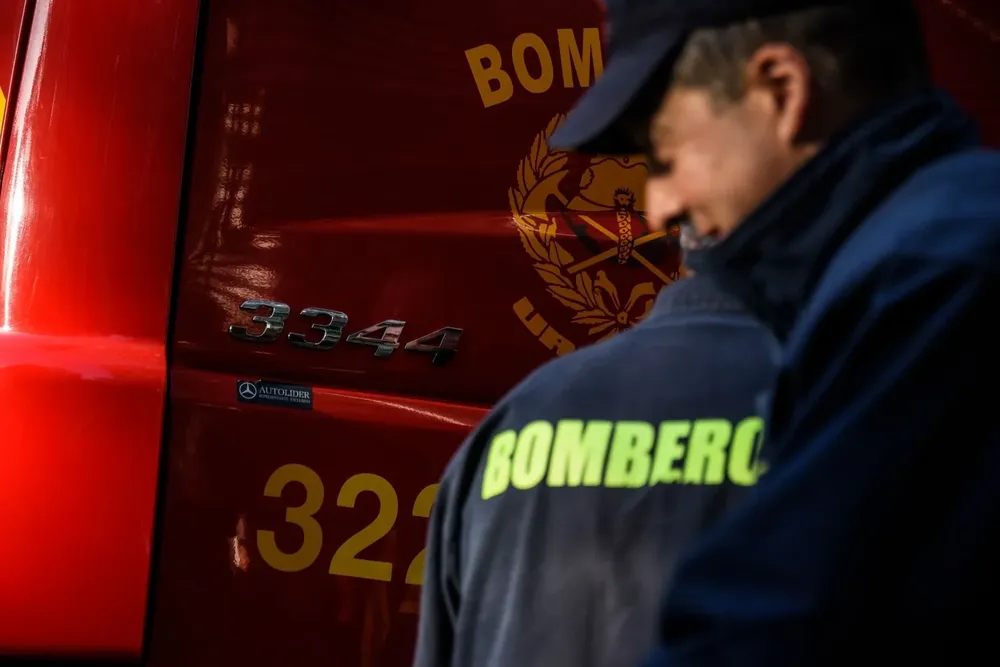 Bomberos trabaja para extinguir un incendio en Las Piedras