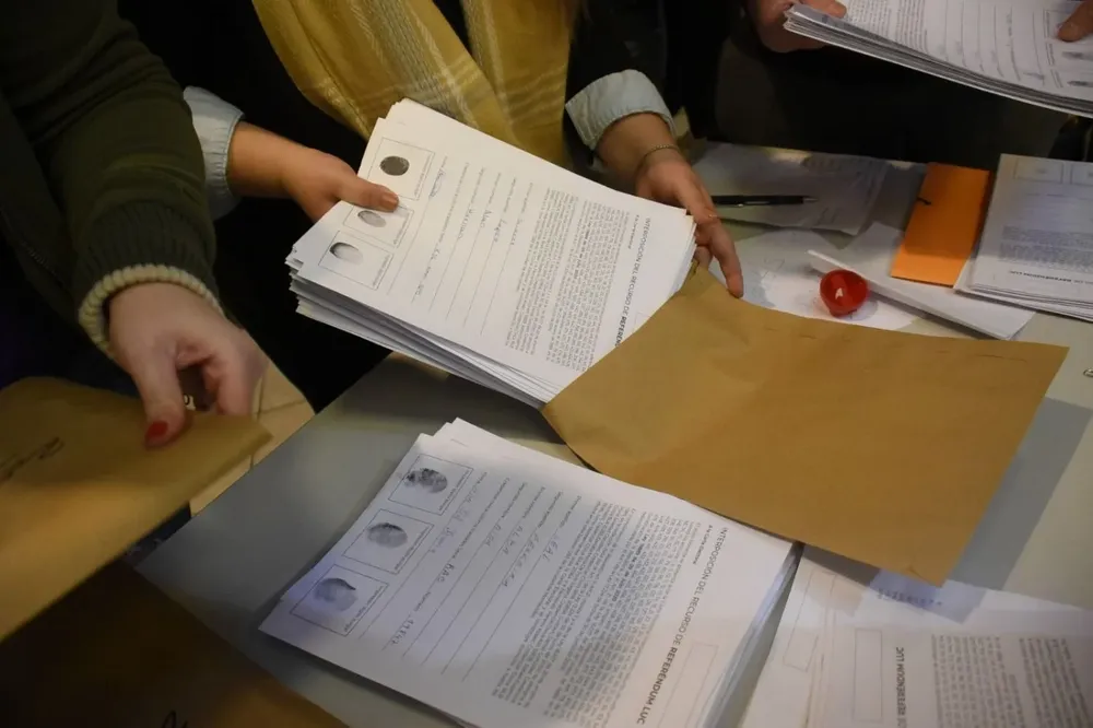 Campaña de firmas para el referéndum contra 135 artículos de la LUC