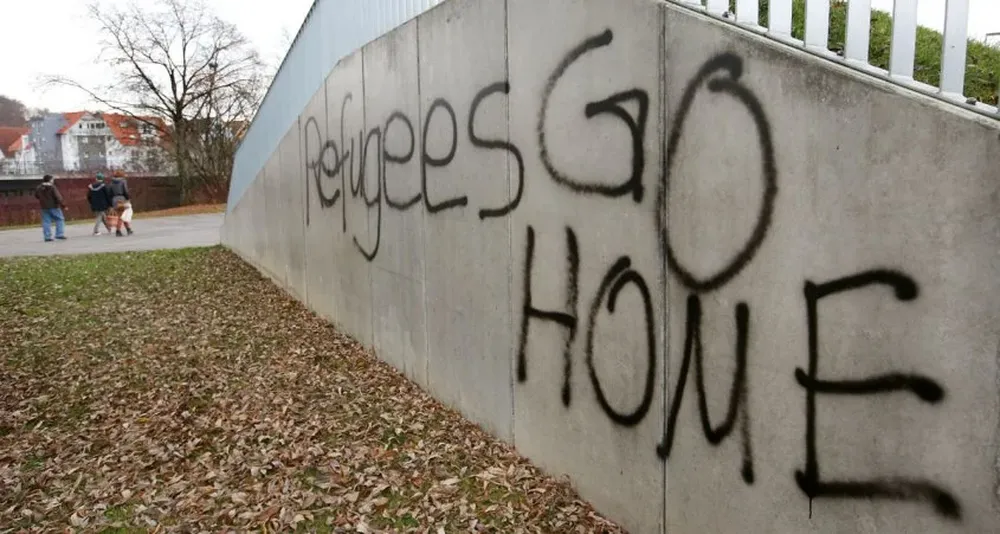 Aparecieron pintadas contra los refugiados y contra los musulmanes y los líderes exhortaron a no discriminar.