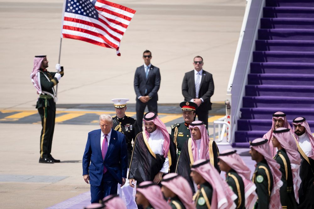 El príncipe heredero saudita Mohammed bin Salman camina junto al presidente de EE. UU. Donald Trump a su llegada a Riad el 13 de mayo de 2025. 