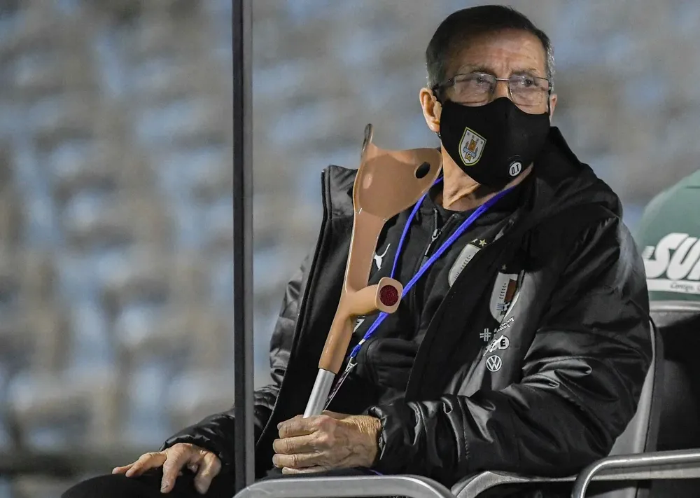 Tabárez criticó el uso del VAR y recordó la roja a Cavani