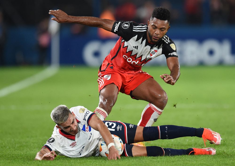 Miguel Borja de River Plate fue un azote para Mateo Antoni, de Nacional