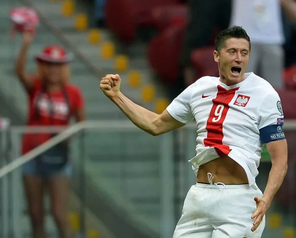 El ariete polaco marcó tres goles en la goleada ante Georgia en Varsovia