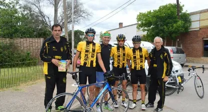 Trasante y ciclistas de Peñarol de Colonia