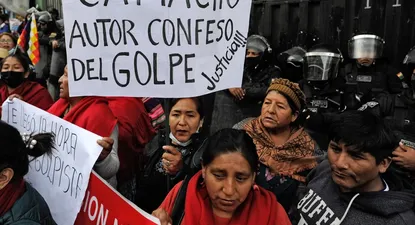 Manifestantes del partido Movimiento al Socialismo (MAS) se muestran a favor del arresto de Camacho a las afueras de la sede de la Fuerza Especial De Lucha Contra el Crimen (Felcc) en La Paz, Bolivia