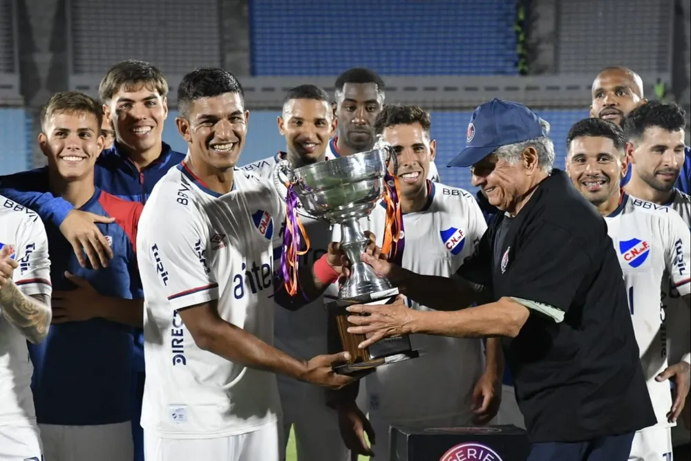 Ildo Maneiro con su copa y Nacional de festejo