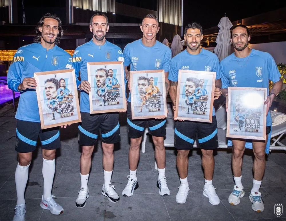El homenaje de la selección a Godín, Suárez, Cavani, Muslera y Cáceres