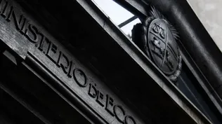 ¿Qué pasó con el déficit fiscal en los 12 meses cerrados a abril?