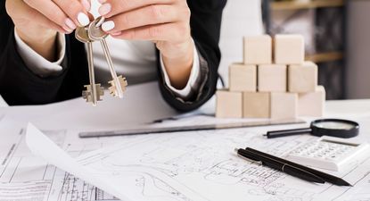 El Observador | woman-showing-set-keys2.jpg