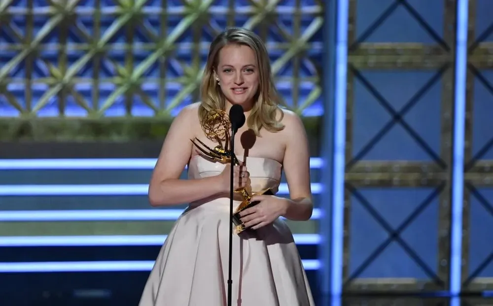 Elisabeth Moss fue premiada con el Emmy a Mejor actriz de una serie dramática por The Handmaids Tale