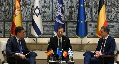 Pedro Sánchez (i), y su homólogo belga, Alexander de Croo (d), mantienen un encuentro con el presidente de Israel, Isaac Herzog