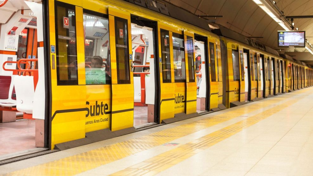La línea B del subte amplía su horario hasta las 2 los viernes de enero