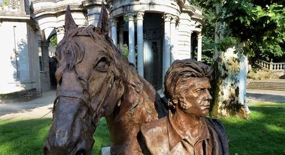 La escultura en homenaje al actor Sancho Gracia, el abuelo de Daniel Sancho