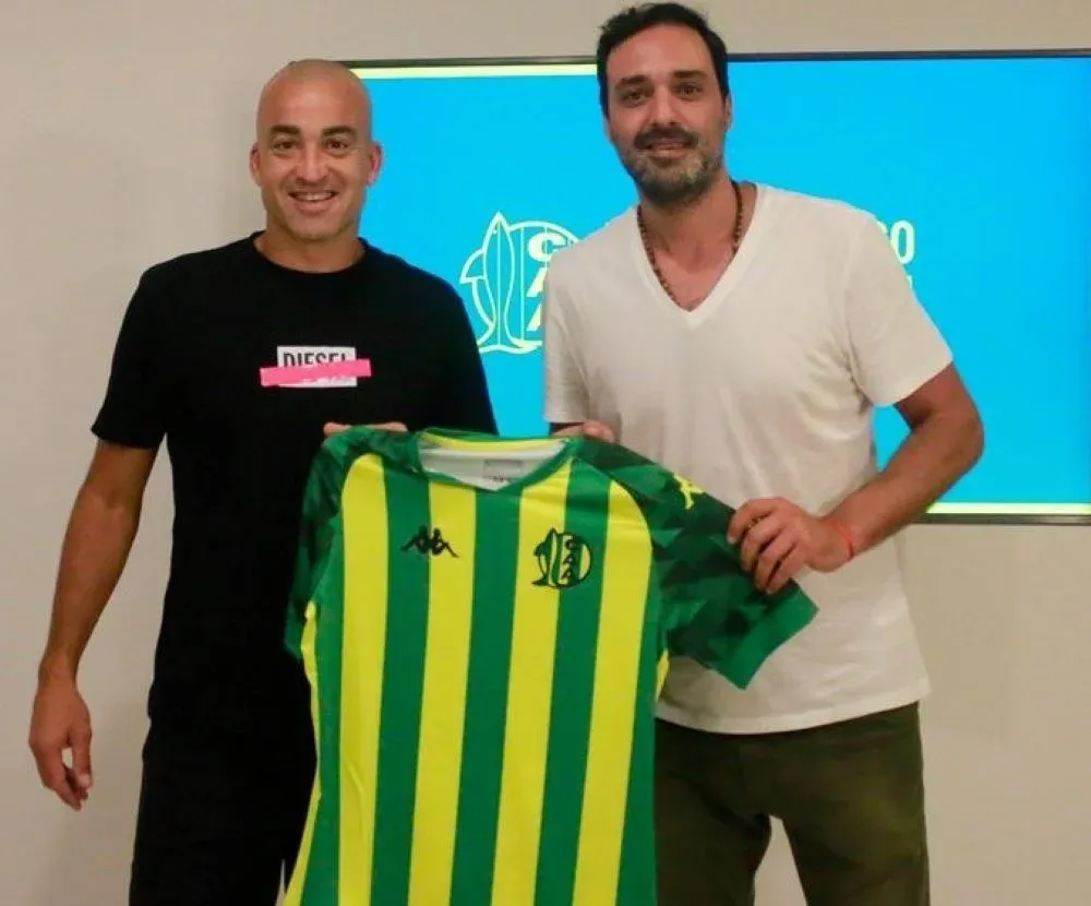 Santiago Silva en la presentación con la camiseta de Aldosivi de Mar del Plata