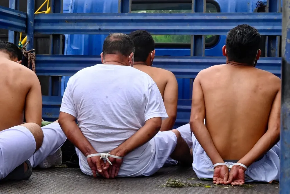 Sospechosos de pertenecer a una banda criminal son llevados en un camión en Soyapango, este de San Salvador