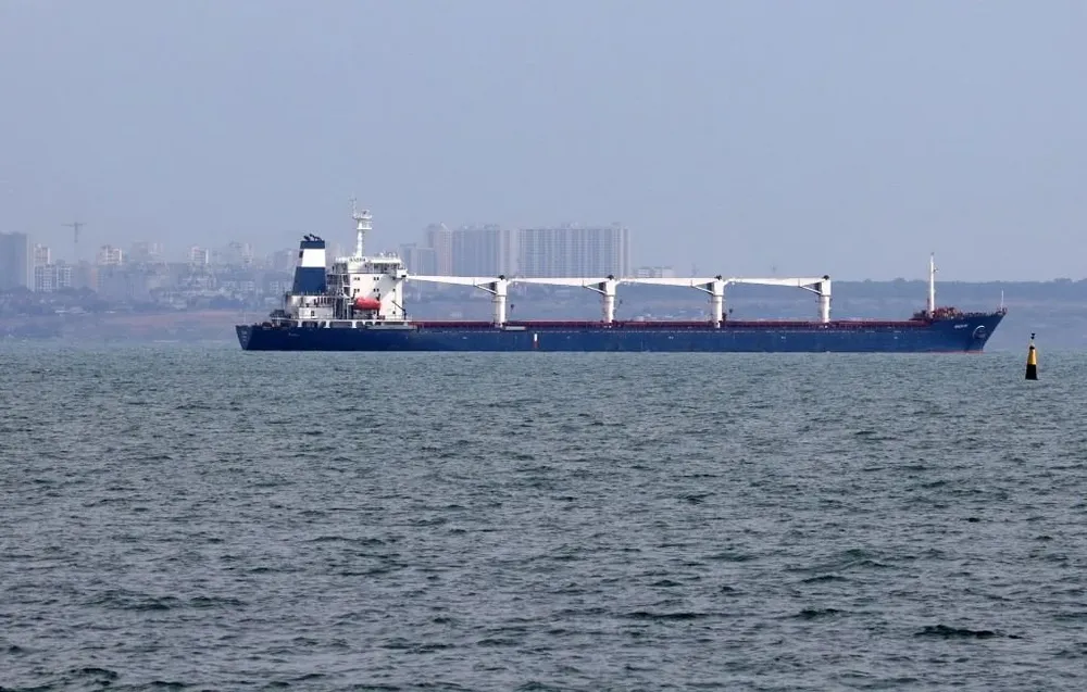 El barco llamado Razoni, de bandera de Sierra Leona, transporta una carga de 26.000 toneladas de maíz.