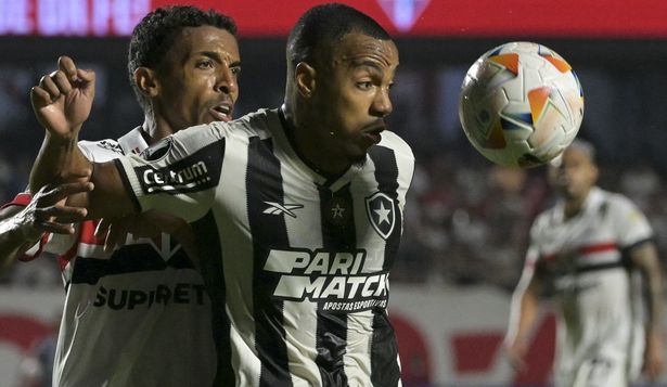 Marlon Freitas de Botafogo, en un partido por Copa Libertadores