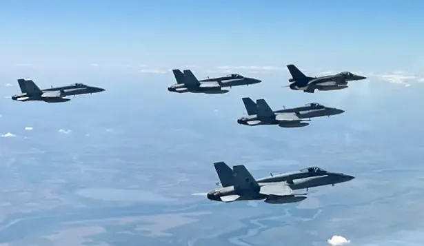 Aviones F18 cazas de España, en misión de vigilancia para la OTAN.