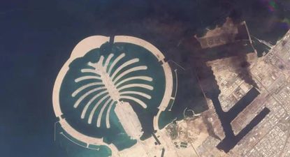 Daños en el puerto Jebel Ali de Dubái por la caída de los restos de un misil interceptado.