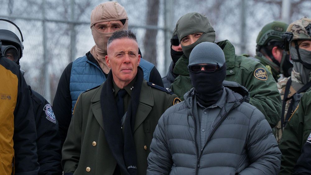 La secretaria de Seguridad Nacional, Kristi Noem, se refiere a Greg Bovino como "comandante en jefe general" de la Patrulla Fronteriza.