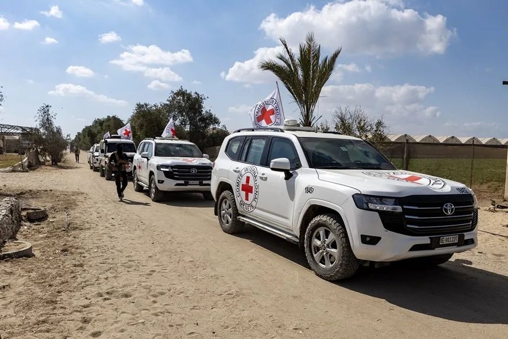 Ambulancias de la Cruz Roja, con los cadáveres devueltos a Israel por los terroristas de Hamás.