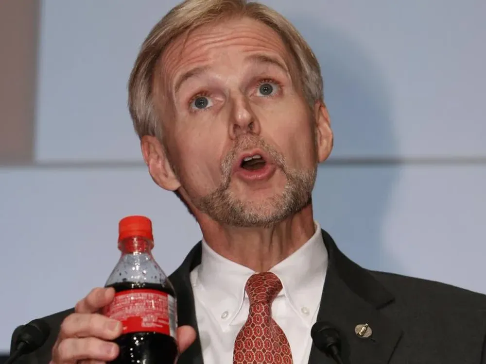 Coca-Cola Company (Japón) Co. presidente Daniel H. Sayre sostiene una botella de Coca mientras habla de su estrategia de negocios durante una conferencia de prensa en Tokio. Martes, 15 de febrero 2011.