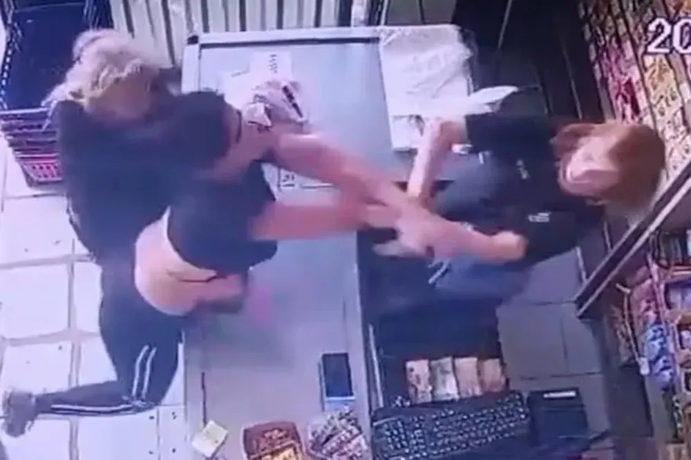 Brutal paliza a una cajera de supermercado